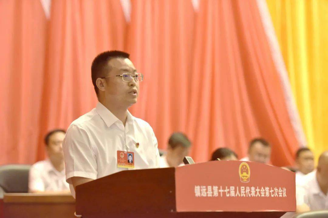 县人大常委会主任张以光为杨仕根及其他三位新当选