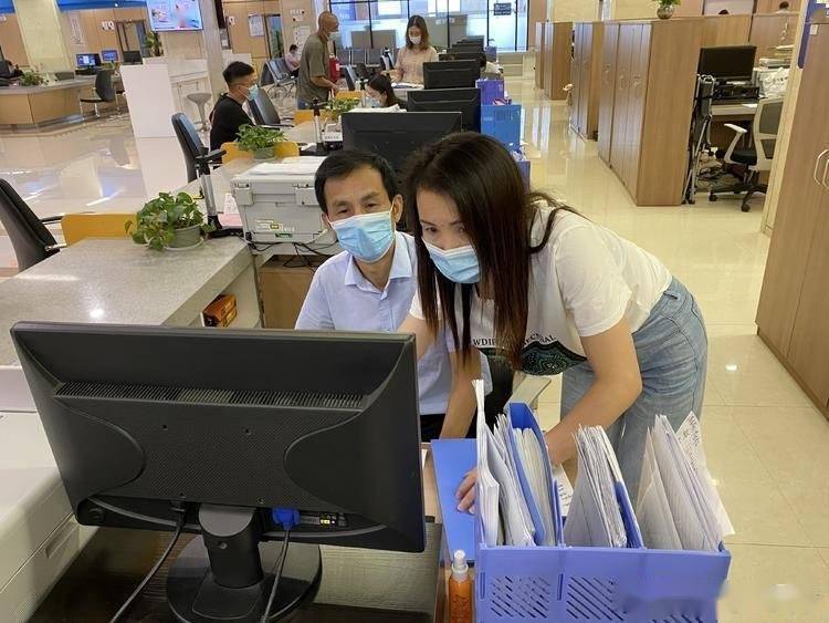 近日,西安市生态环境局鄠邑分局局长袁友光来到市民之家,对西安市生态