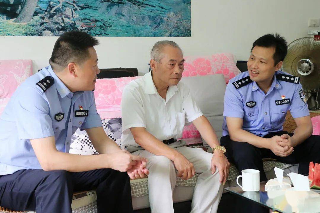 罗剑峰同志走访看望县公安局退休老干部