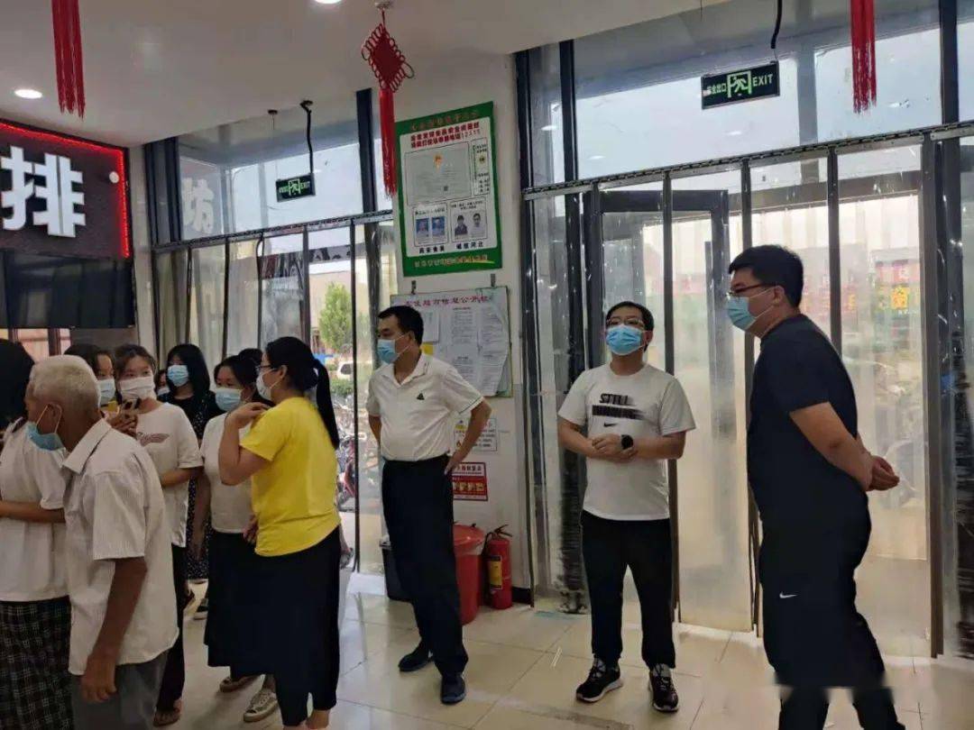 8月18日,沧州市疫情防控督导组对沙河桥镇区门店落实疫情防控情况