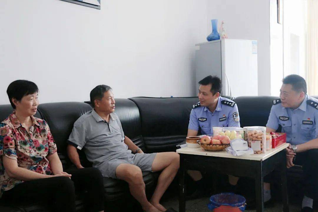 罗剑峰同志走访看望县公安局退休老干部