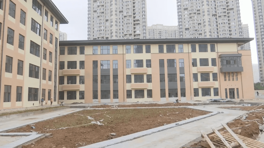 与明伦小学设计风格不同,同和中学整体设计简洁大方.