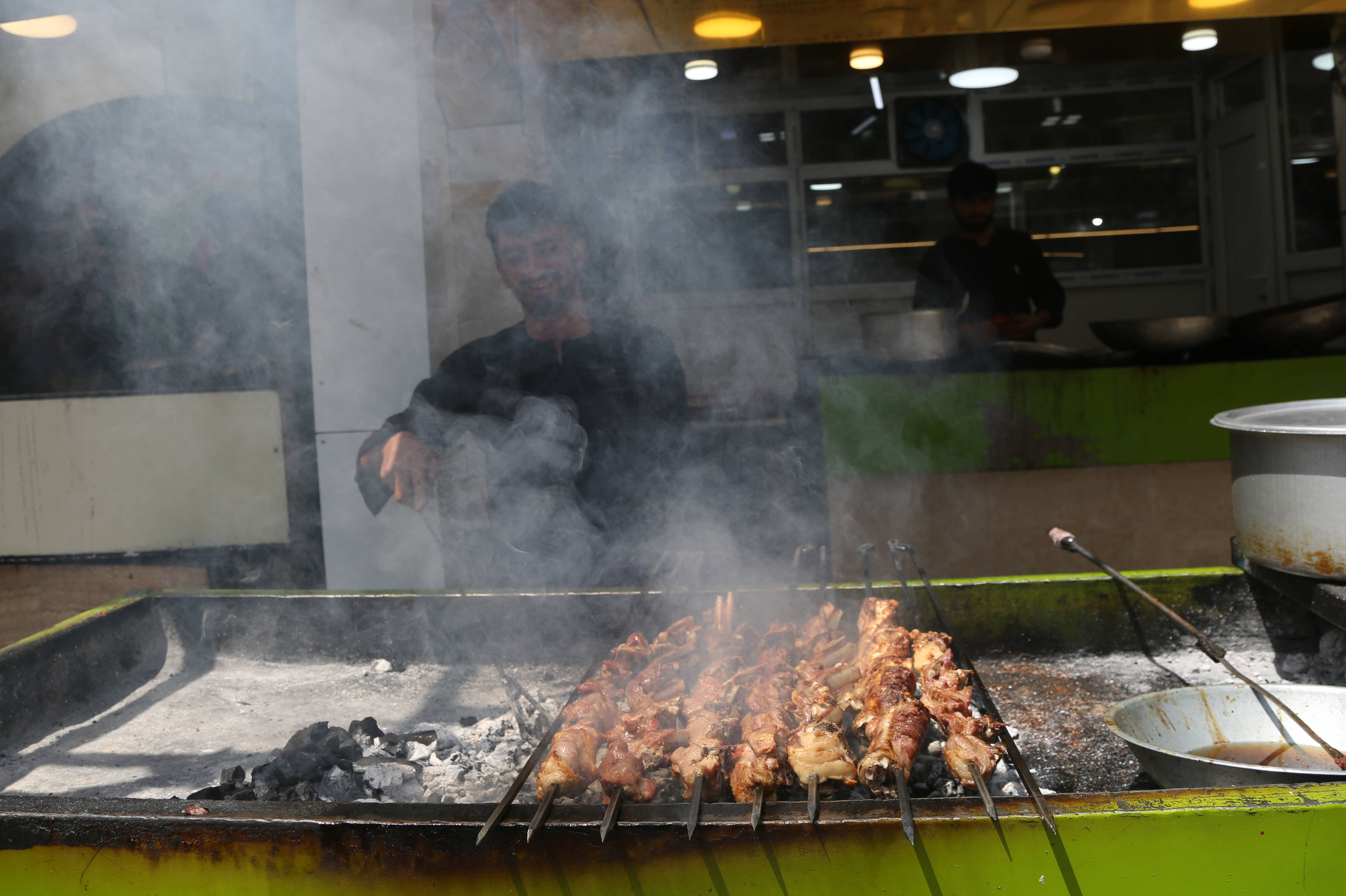 8月21日,一名男子在阿富汗喀布尔一家饭店内烤肉.