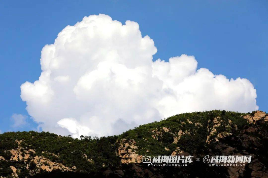 山接青霄水浸空,山光滟滟水溶溶