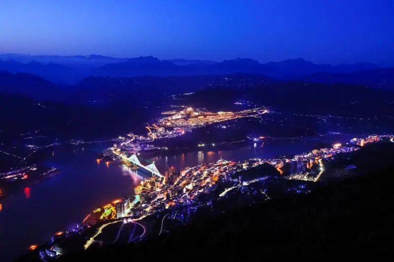 巴东夜景流光溢彩!