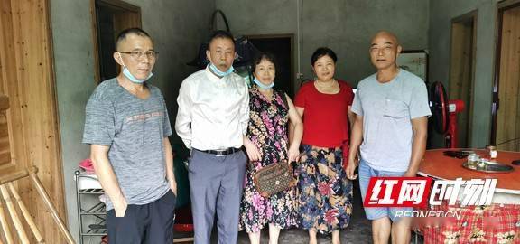 何桃云(右二,赖劲松(右一)与何家三兄妹合影