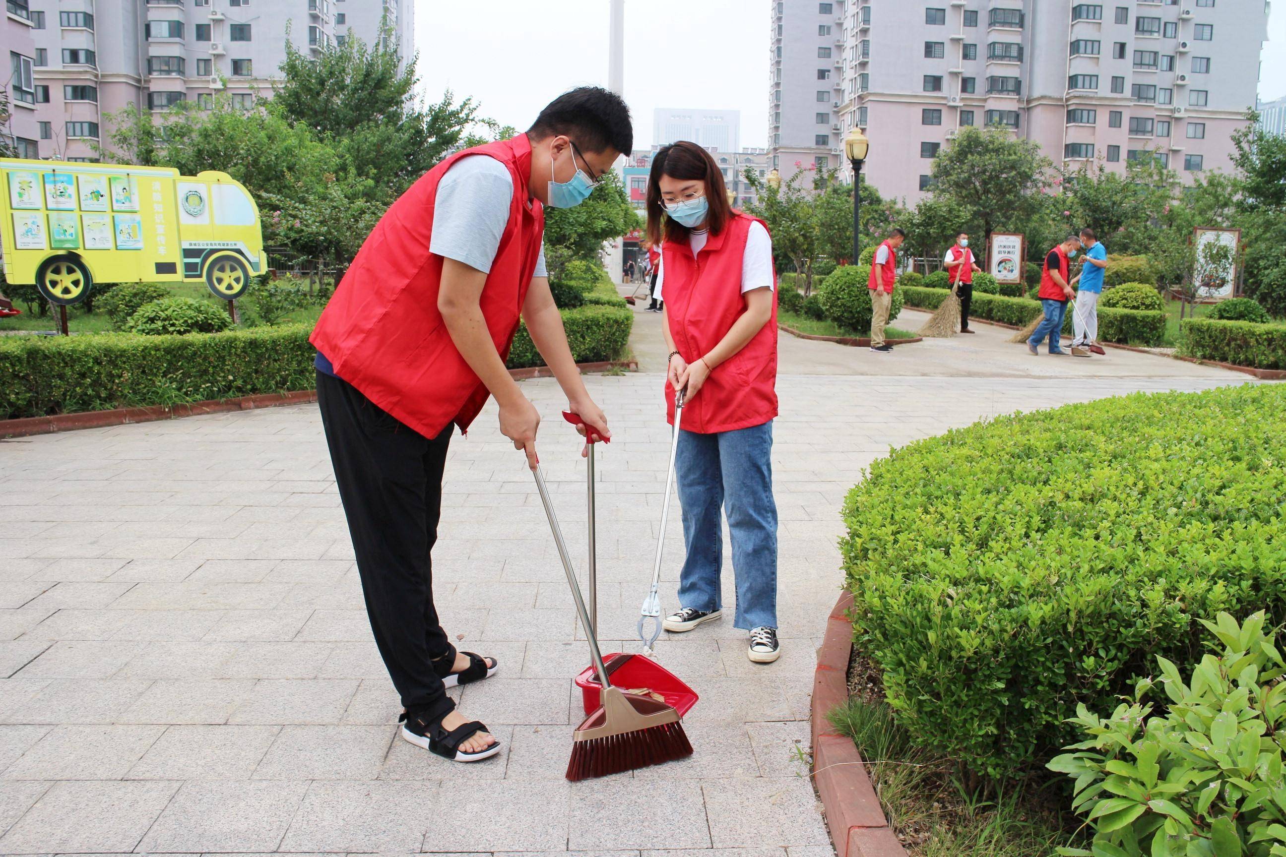 8月24日,枣庄市气象局组织党员志愿服务队,到昂立社区开展志愿服务