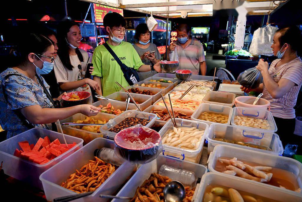 实探南宁夜市美食街 游客品尝舌尖上的美味