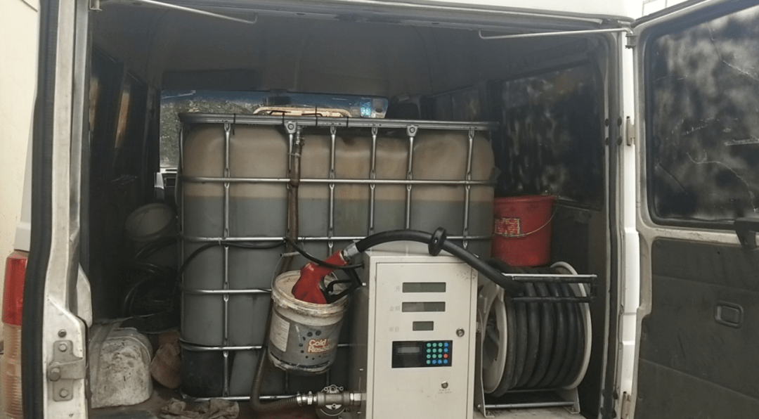 动起歪脑筋,抱着侥幸心理将客车 非法改装,并在车内安装非法加油设施