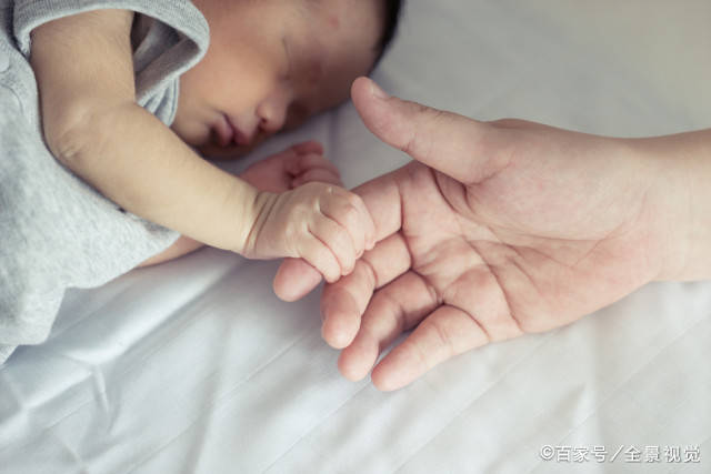 小孙|孕妇怀孕11月未分娩,不得不剖腹产,医生看到胎儿后“怒斥”产妇