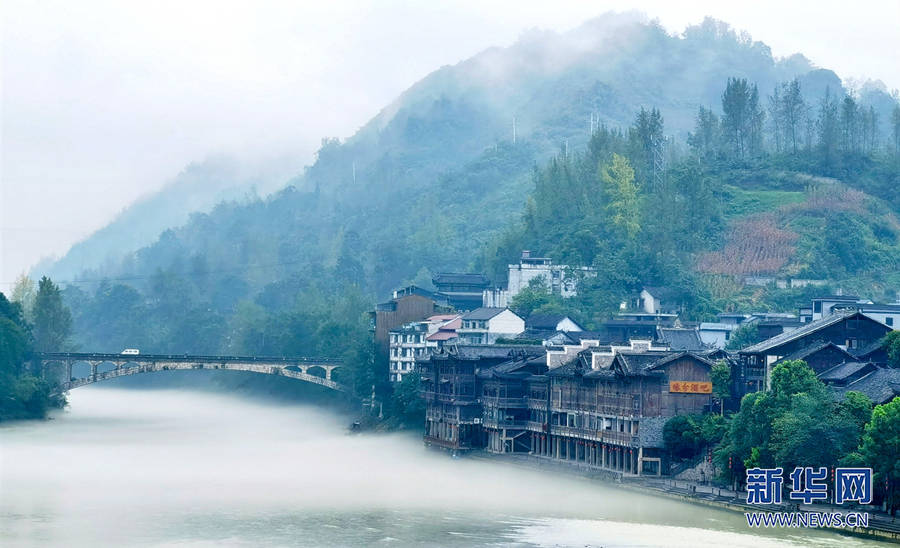 江畔|阿蓬江畔烟雨朦胧 千年濯水古镇宛如水墨画卷