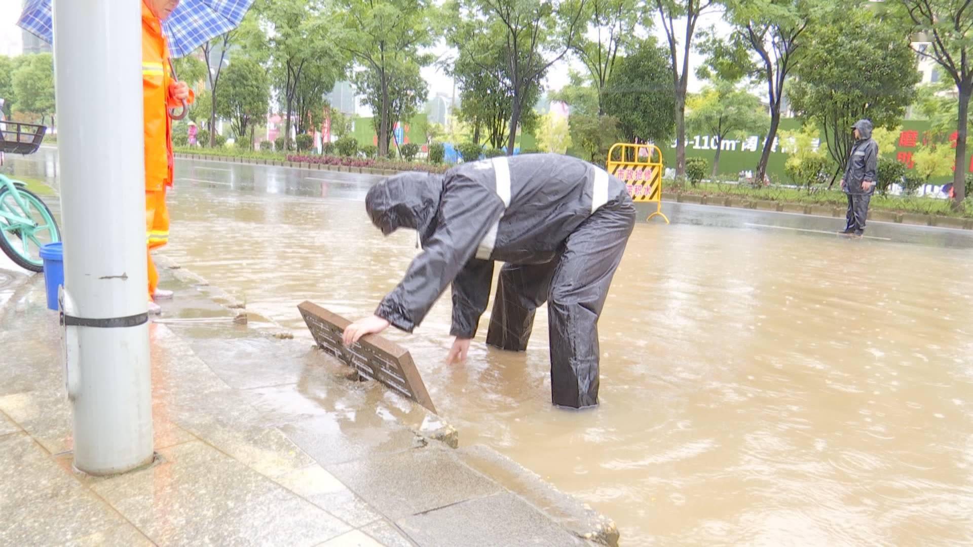 南昌县:及时排除路面积水保证道路安全畅通