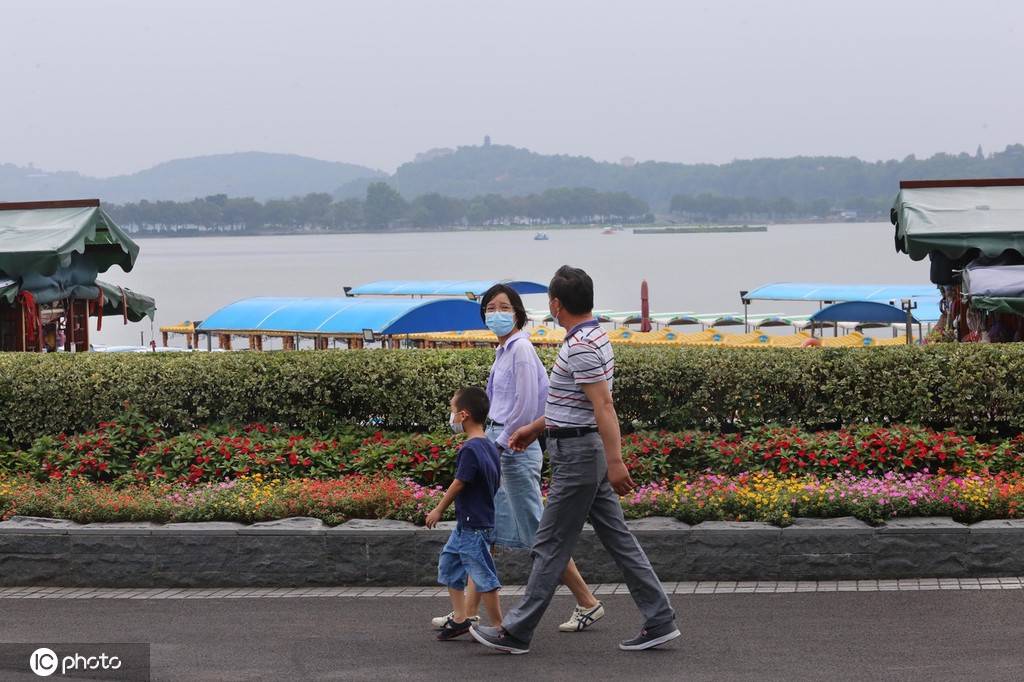 photo|南京多家景区恢复开放室外区域 市民玄武湖景区有序游玩