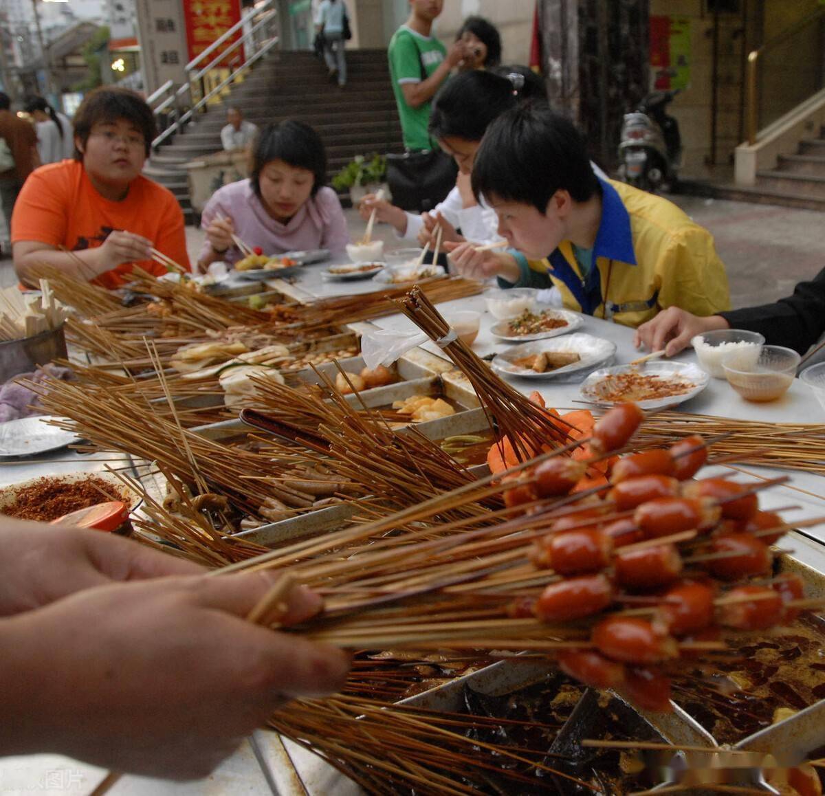 越来越多的美食小吃在抢顾客,比如冒菜,串串香等各种各样类似于麻辣烫