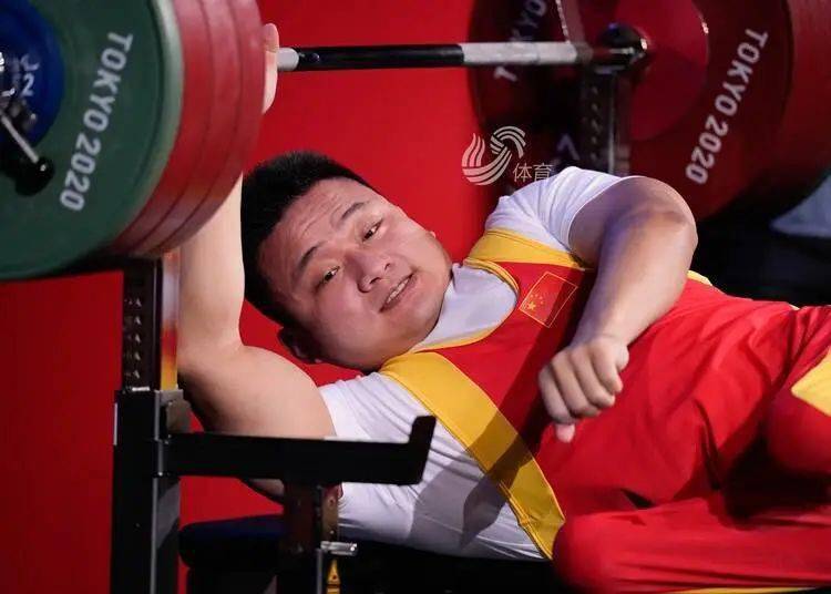 连续4届残奥会夺冠山东小伙刘磊夺得东京残奥会举重男子65公斤级冠军
