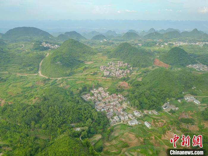 航拍广西百色市平果市果化镇布荣村风貌.