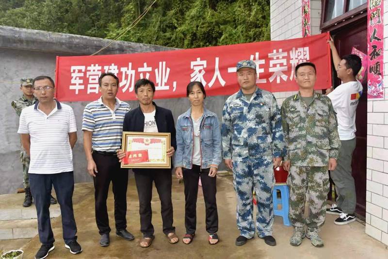 在部队,他始终不怕吃苦,勤于训练,志在争优秀,当尖兵,练就一身过硬