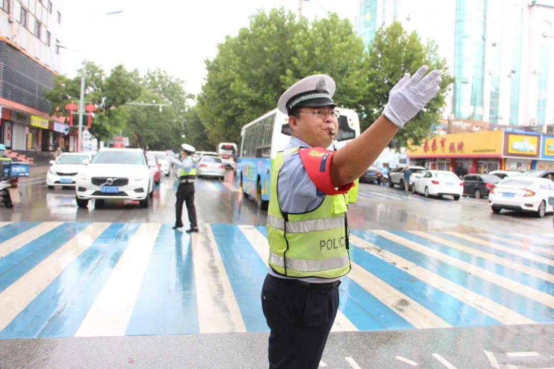 暴雨来袭莱阳交警雨中执勤护平安