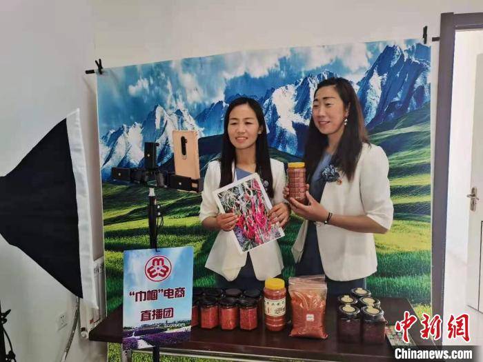 甘肃农家女田间起舞为村民"带货:滞销洋葱变畅销