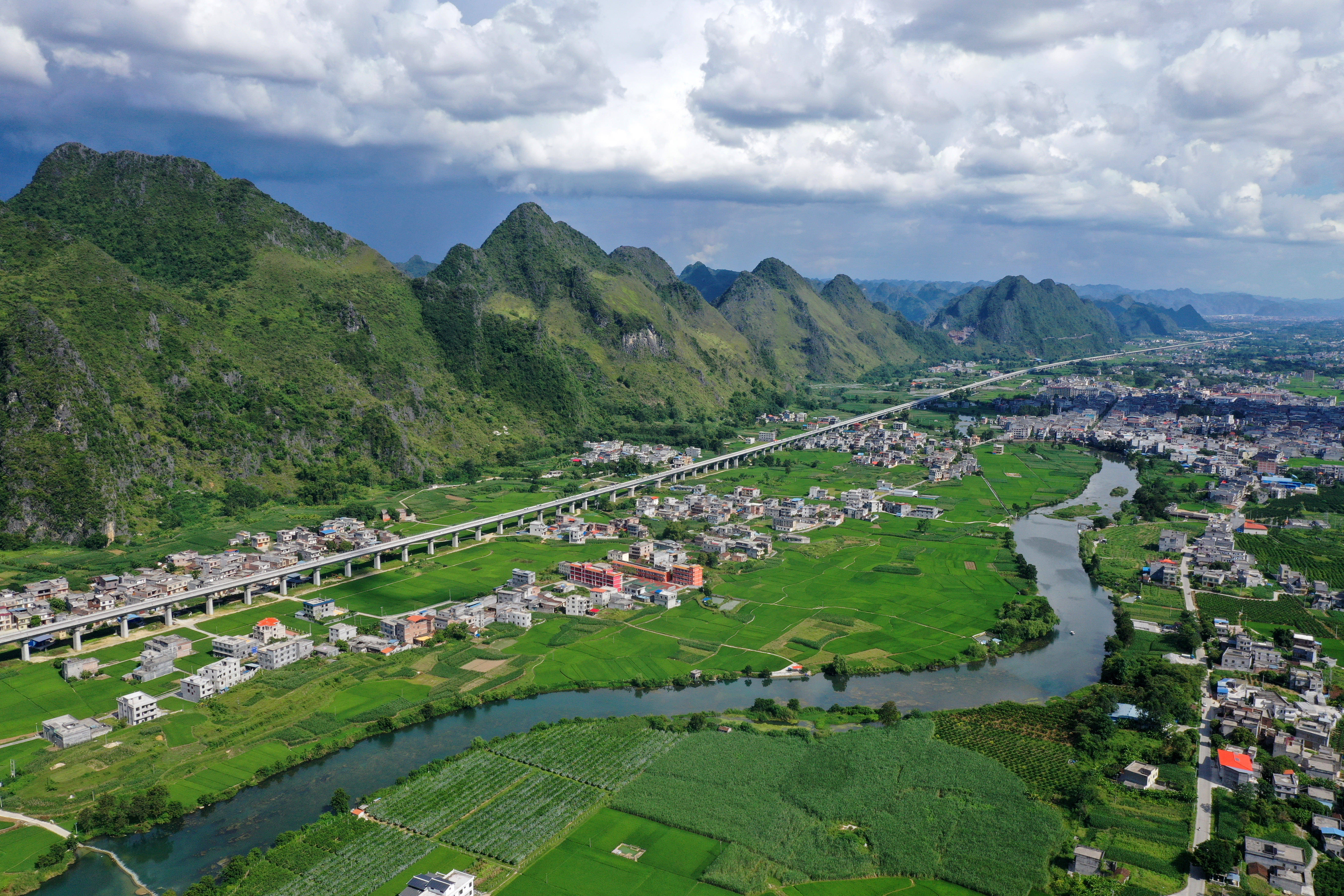 这是广西都安瑶族自治县澄江镇境内的乡村风貌(8月31日摄,无人机照片)