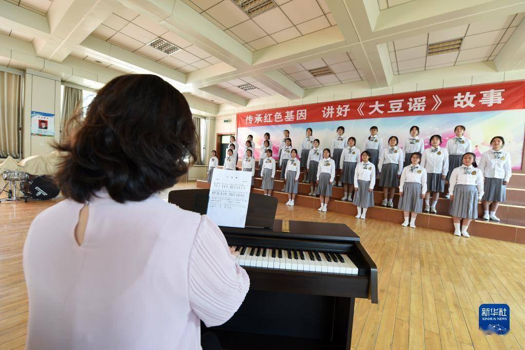 9月1日,在兰州市第十二中学,该校合唱团排练演唱歌曲《大豆谣.