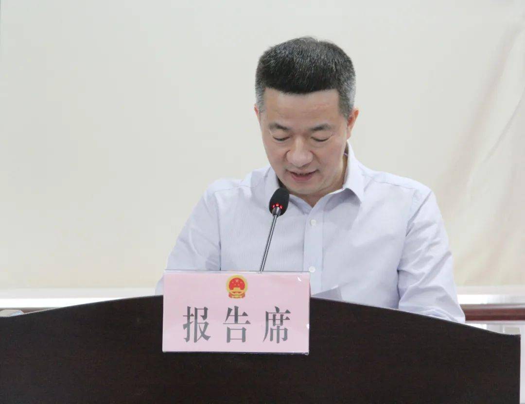 县人大常委会委员黄兆情作履职报告▲县人大常委会委员胡静作履职