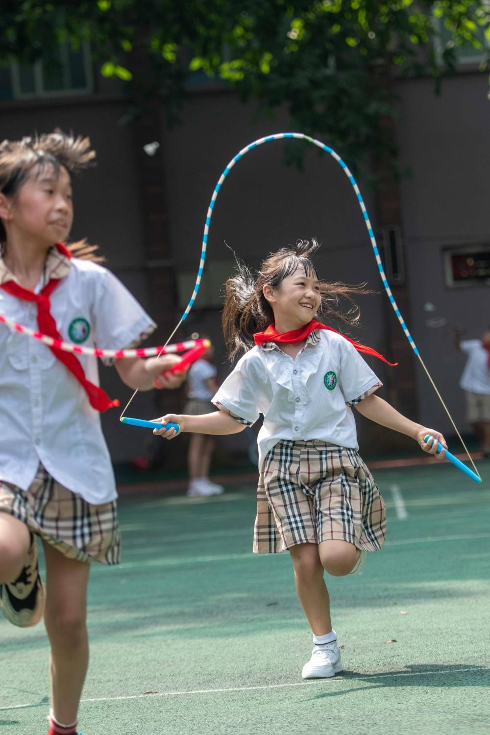 2021年9月1日,江北区钢锋小学,孩子们在参加学校组织的跳绳社团活动