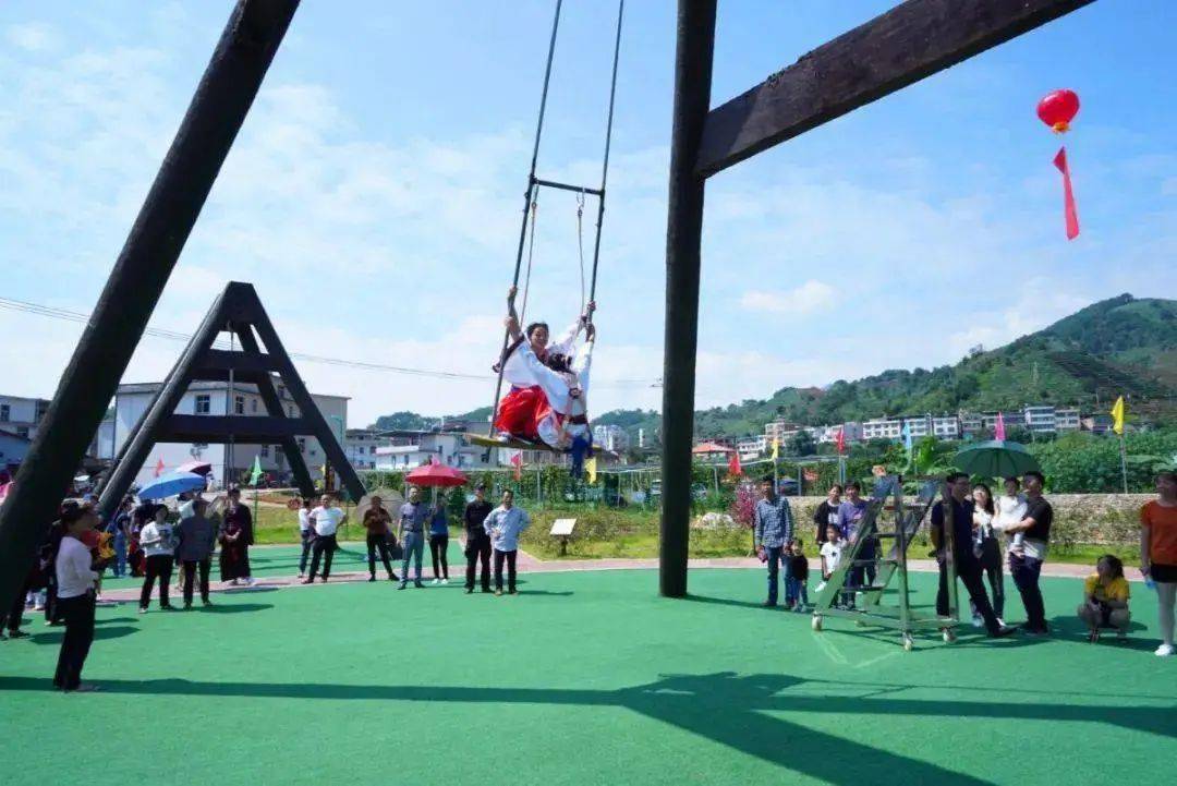 秋千成人礼景区位于漳州华安仙都镇招坑村,距离土楼仅2公里,招坑原称