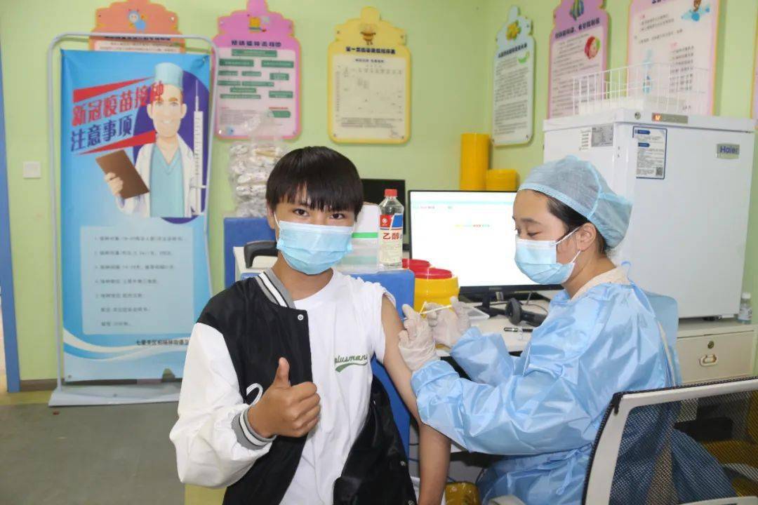 七星关区柏杨林街道卫生院医务人员正在为12至17岁学生接种疫苗