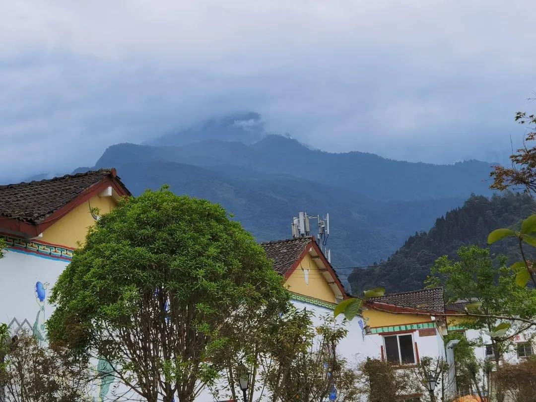 三江镇地处汶川县西南部,南倚青城山,是卧龙自然保护区腹地,因西河,中