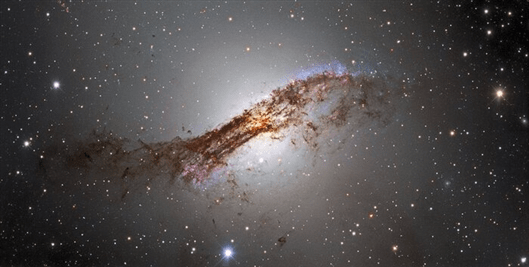 天文学家观测到半人马座α星系中心的"尘埃卷须"