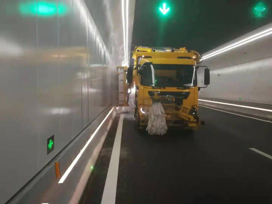 隧道开通后,城管部门持续出动道路机扫车,侧壁清洗车对隧道内路面