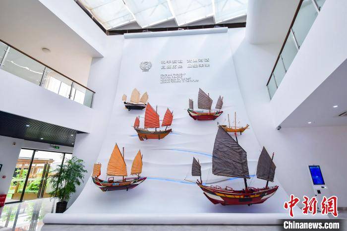 泉州海外交通史博物馆入口处展示了多艘中国古船模型 孙虹 摄