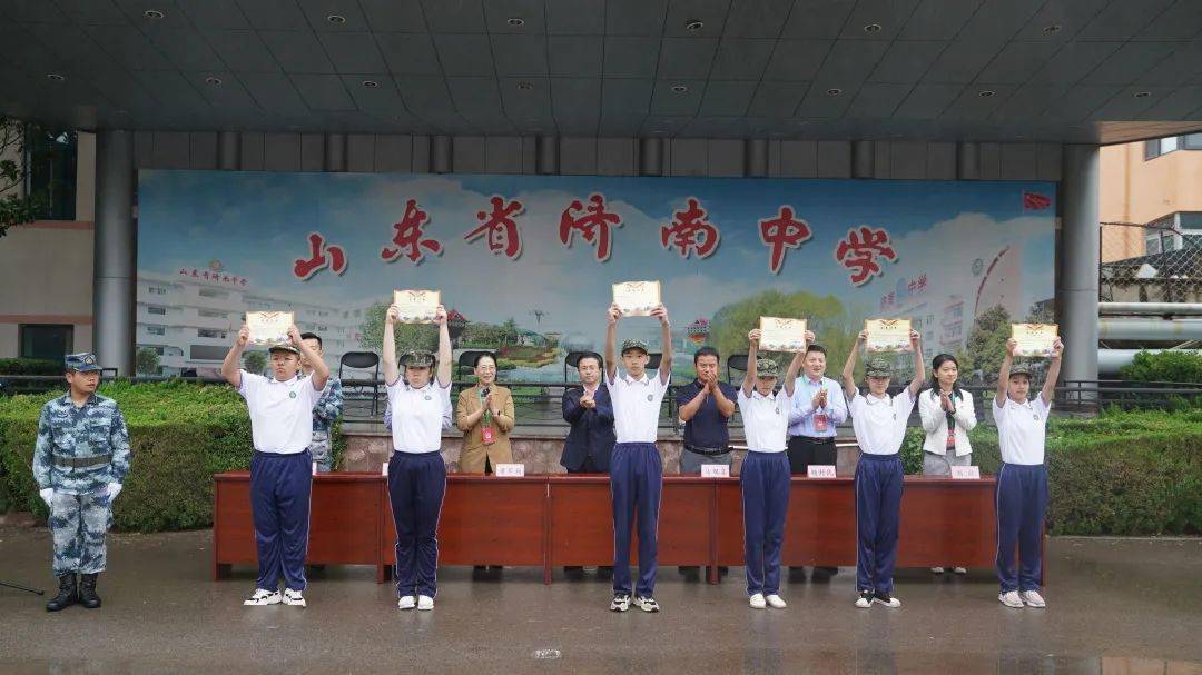 青春遇见迷彩 | 济南中学举行2021级初一新生军训闭营