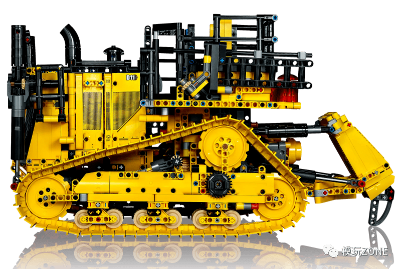 还有一个主机(hub),要注意的是,这台乐高卡特彼勒d11推土机模型要动
