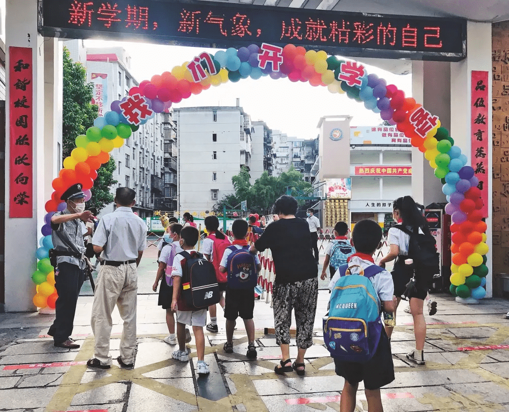 开学季,相比那些已经上小学的孩子,头一次步入小学校园的孩子家长显得