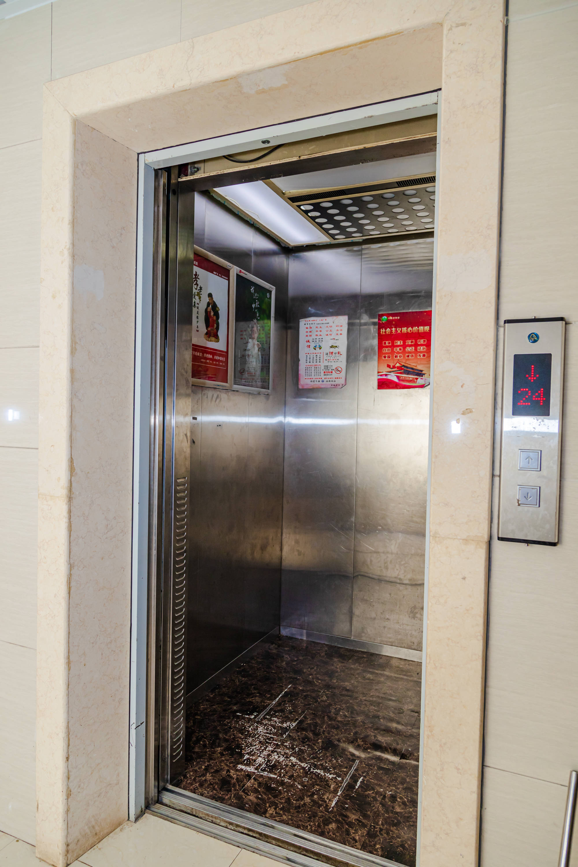 22层坠至13层!长沙市民经历"电梯惊魂,腿都吓软了,此前电梯多次掉层