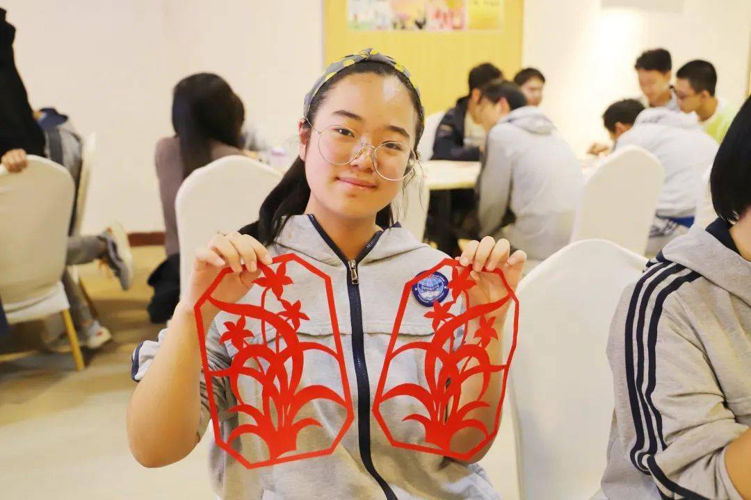 尚品书院学校高二学生用剪纸作品献礼cop15