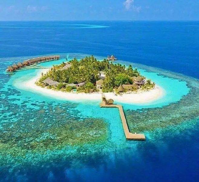 也是世界上最大的珊瑚岛国