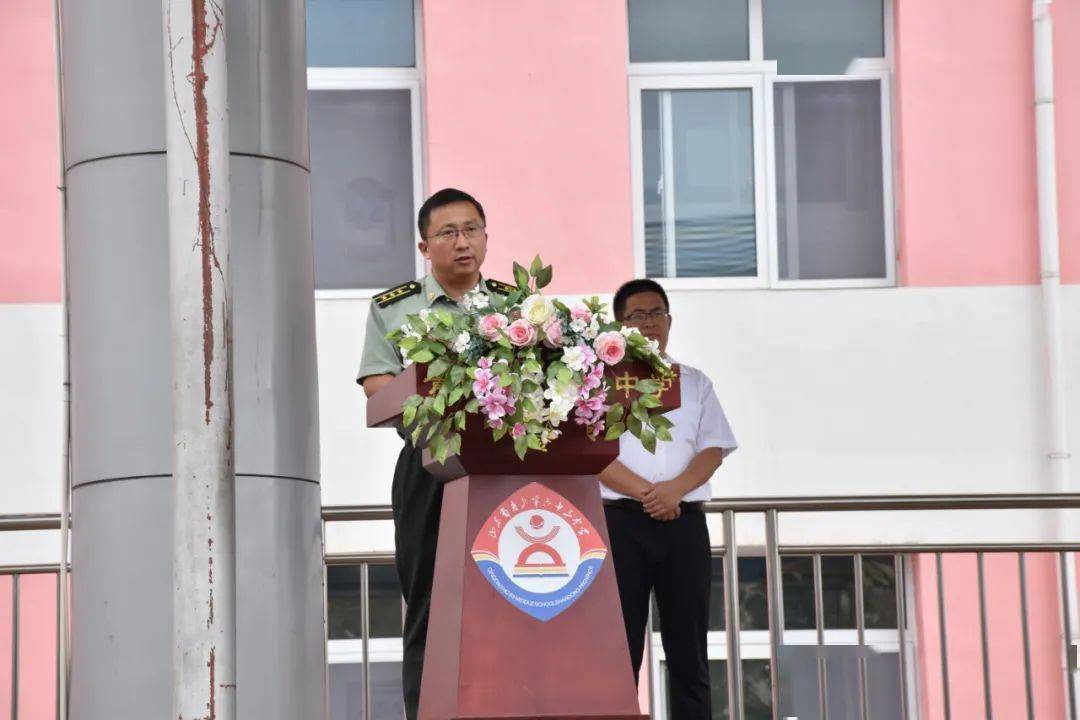 紧接着李沧区区委常委,区人武部政委郭振勇同志致辞,勉励同学们军训是