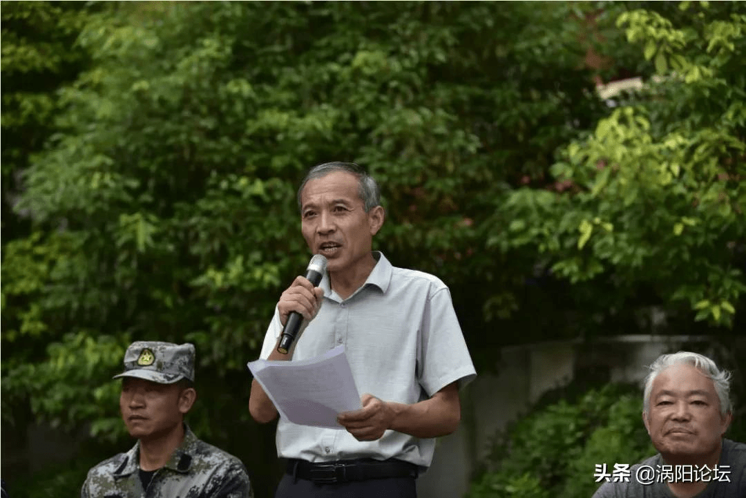 两点,涡阳三中2021级高中新生军训成果展暨表彰大会在校内篮球场举行
