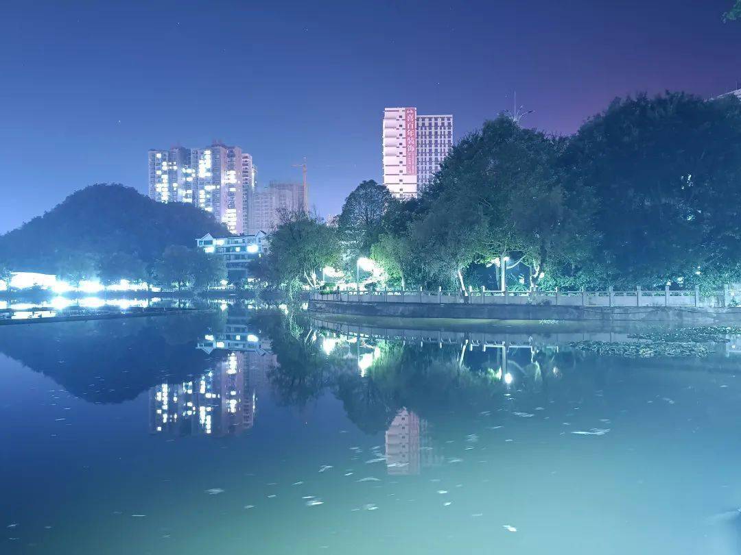 六枝人,送你一组桃花湖夜景图!