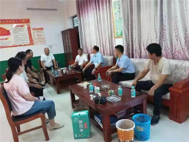 镇平县马庄乡:情系教师节 慰问暖人心