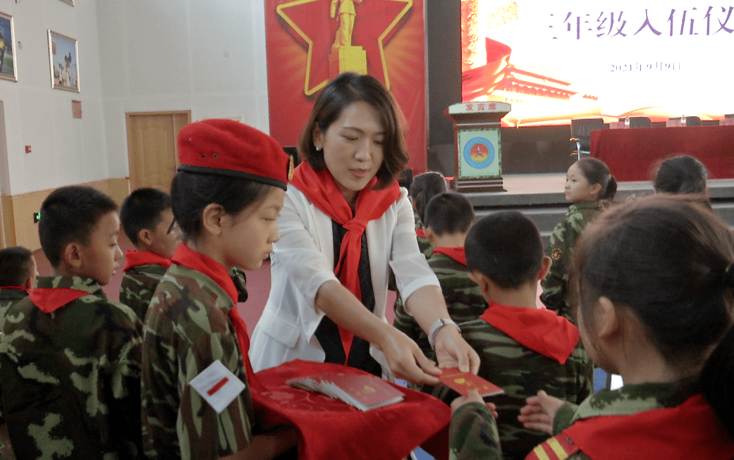 鄂托克旗实验小学举行"少年军校,军民共建民族团结示范校"授牌仪式