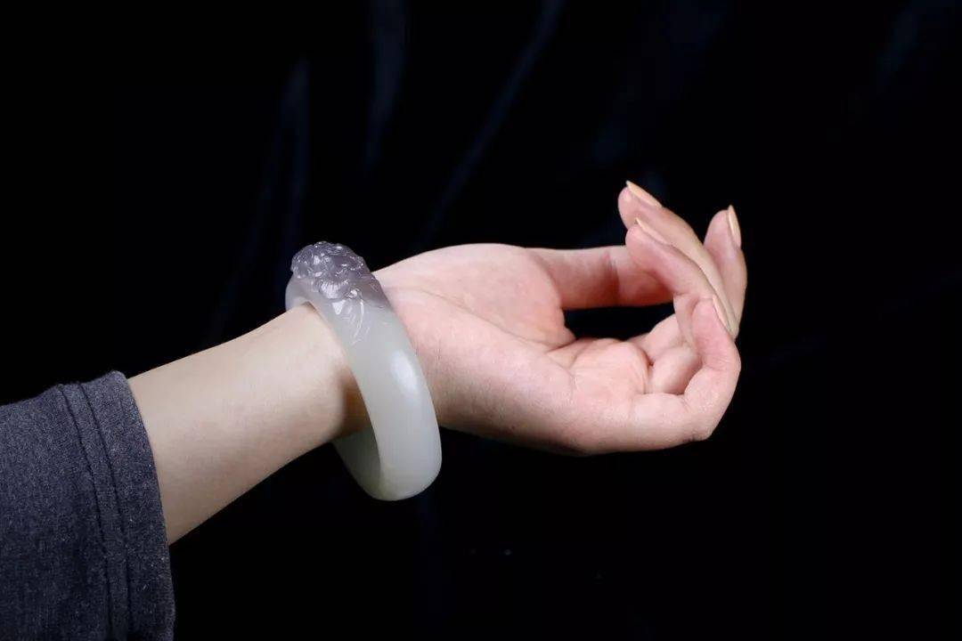 女人戴镯,男人玩串_玉镯