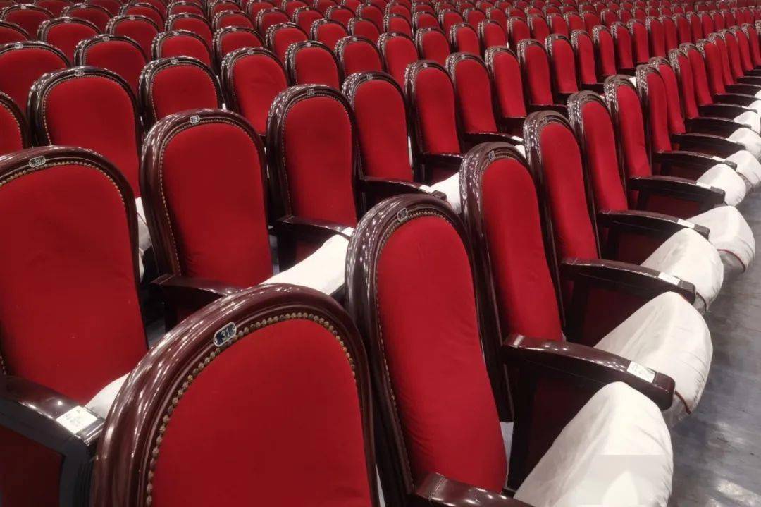 昆明剧院大剧场开启"美颜","红椅子"将变"文艺蓝"