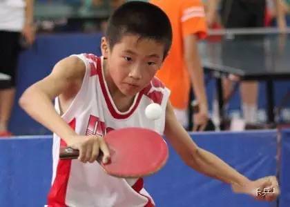 动作更协调,乒乓球比赛中的双打还可以加强团队合作的精神,培养两人的