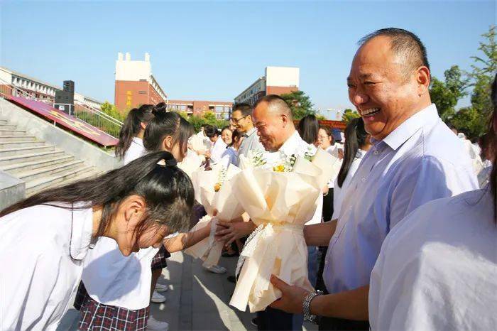 这所学校教师节表彰先进_亳州