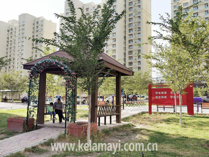 吉祥苑社区凉亭,休闲椅,健身器材等设施齐全.