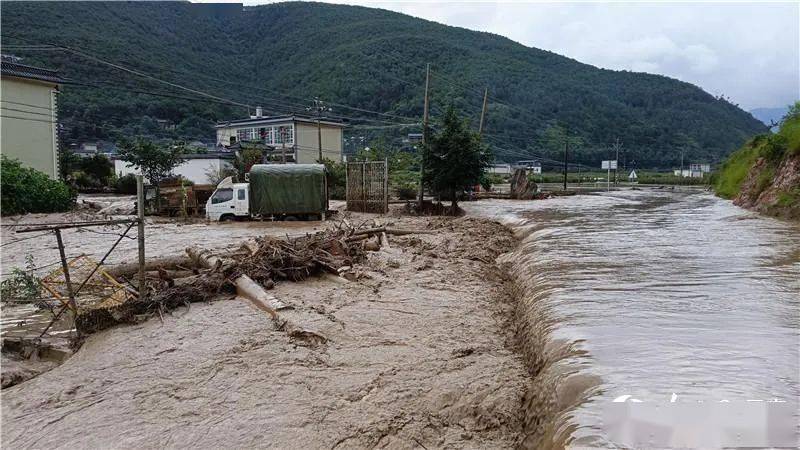 云南洱源突发泥石流森林消防转移被困群众80余人